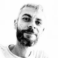 John Fraskos，Themeisle 个人资料照片的 UI/UX 设计师。